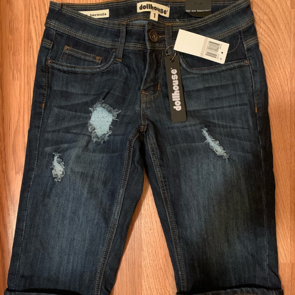Dollhouse Bermuda shorts with a destroyed look.